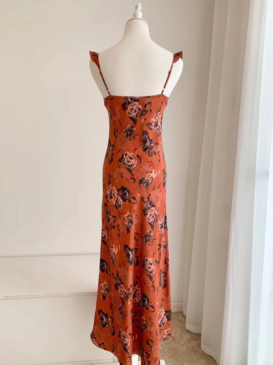 Robe longue à bretelles 100 % soie à imprimé floral pour femme