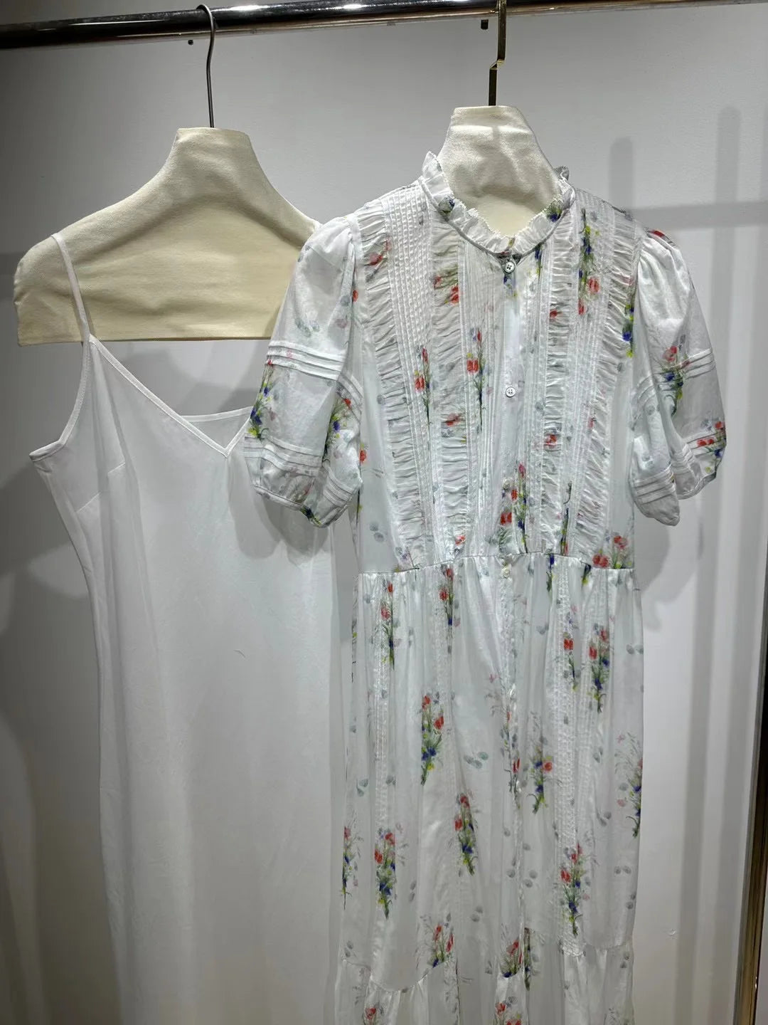 Robe longue de vacances à manches courtes et col à volants pour femme avec imprimé floral et plis