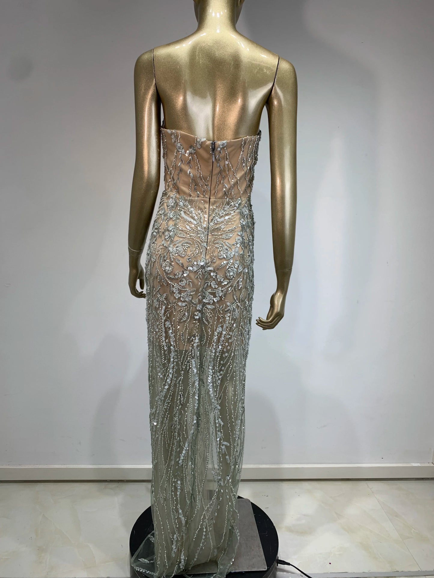 Robe longue de luxe sexy sans bretelles en plumes et paillettes avec perles argentées pour femmes, tenue de soirée élégante, 2024