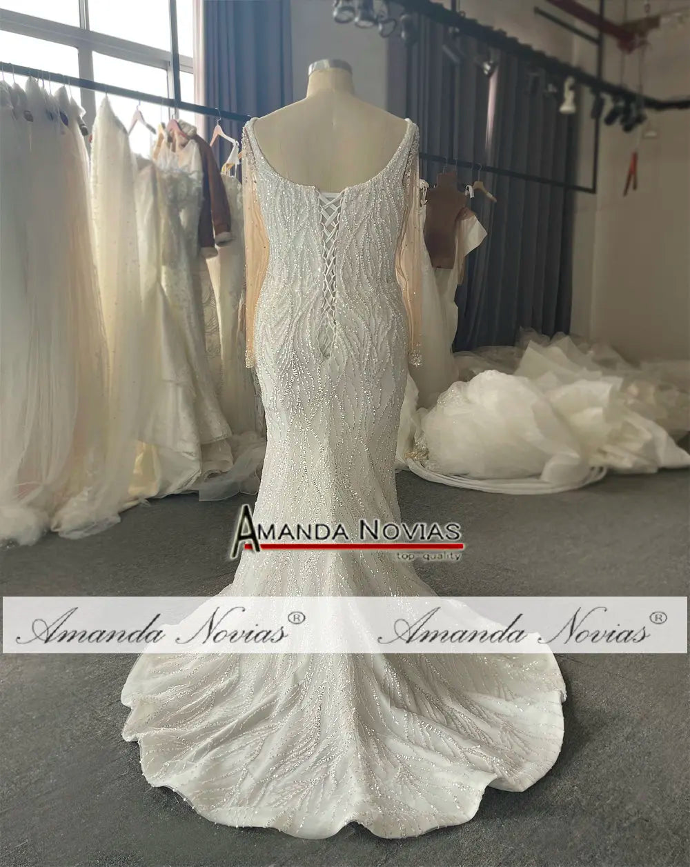 Vestido de novia de encaje con falda desmontable de Amanda Novias NS4761