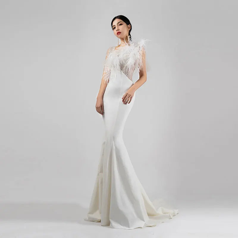 Robe de soirée élégante en plumes blanches avec fermeture éclair dans le dos et style sirène Robe de soirée cocktail H361