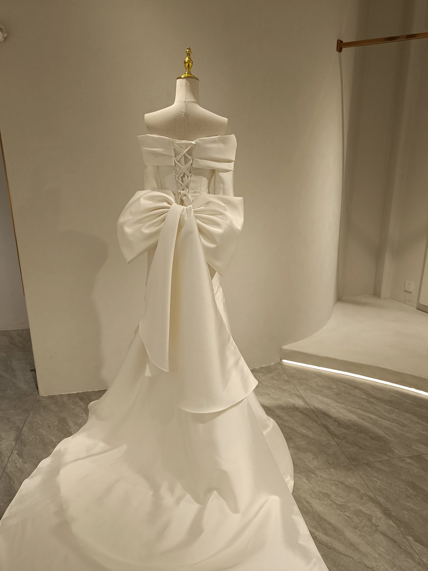 Robe de mariée sirène à manches longues et traîne avec nœud amovible en mikado