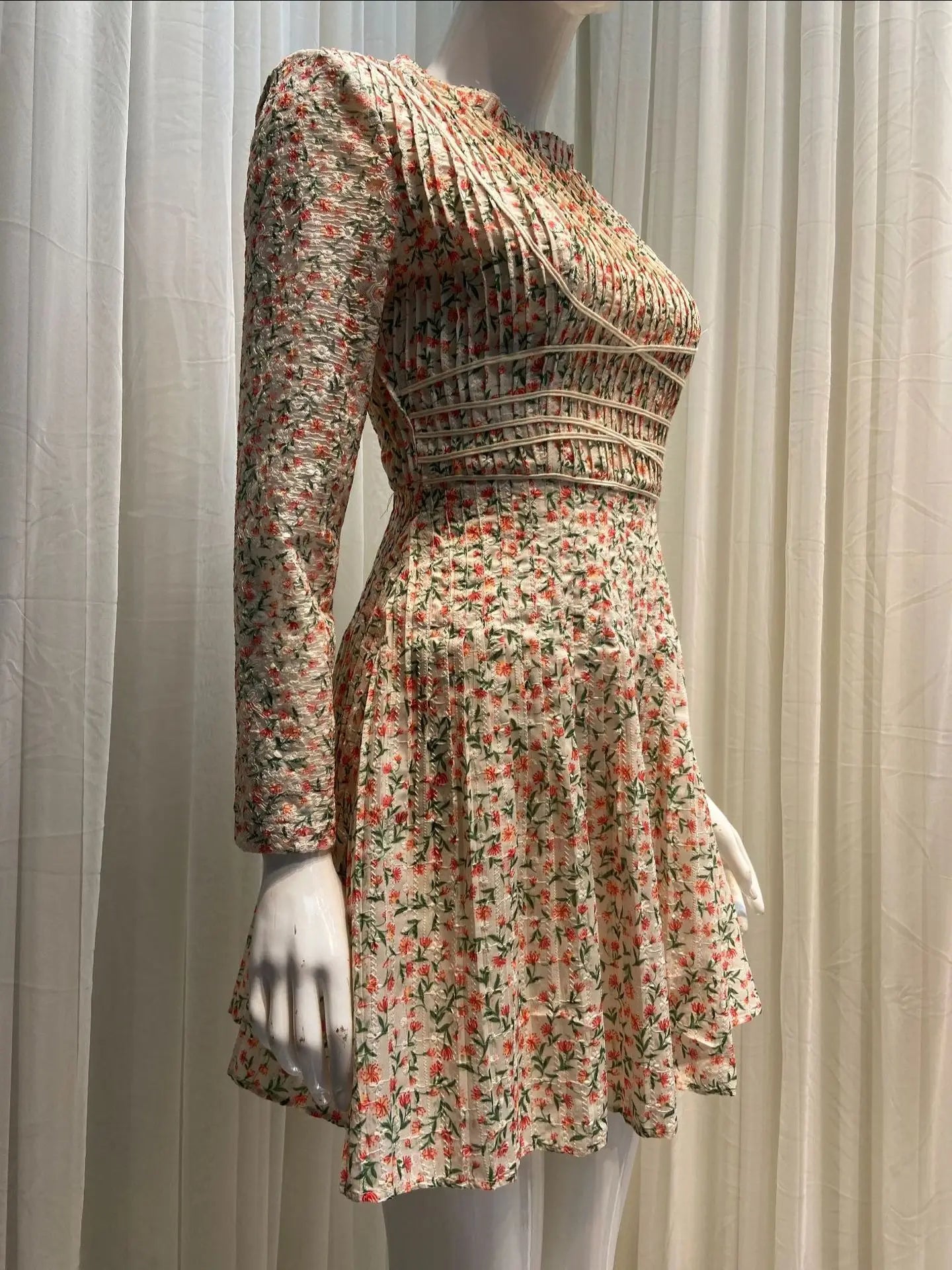 Vestido corto plisado de cuello redondo y manga larga adelgazante para mujer, vestido mini de verano 2023, elegante vestido de línea A con cintura alta para dama