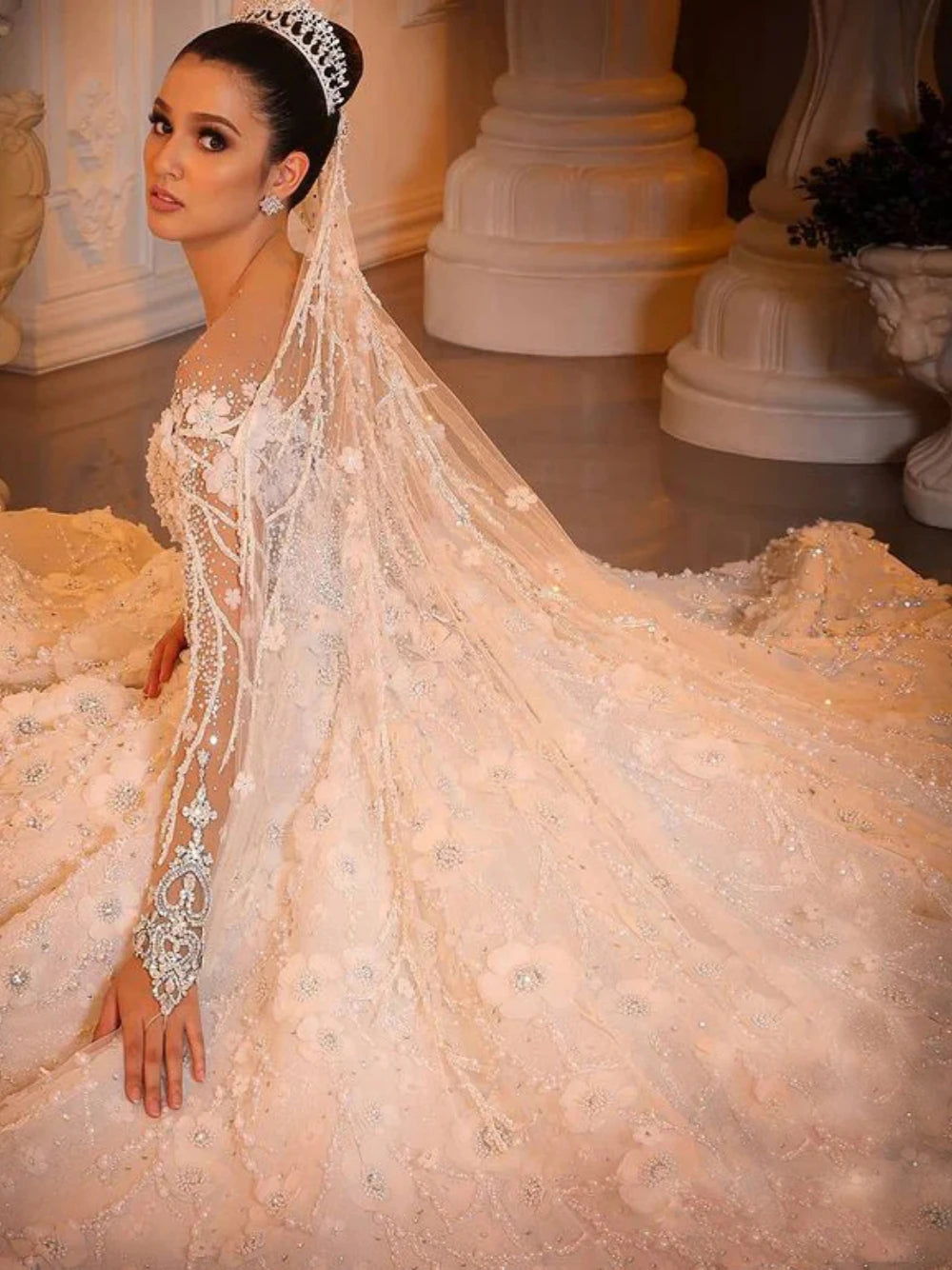 Hermosos vestidos de novia de encaje con escote redondo y apliques de cristales, vestidos de novia de lujo hasta el suelo, vestidos de novia