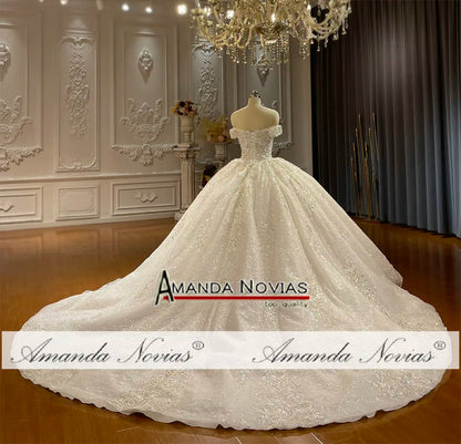 Vestido de novia de encaje con hombros descubiertos de Amanda Novias NS4777