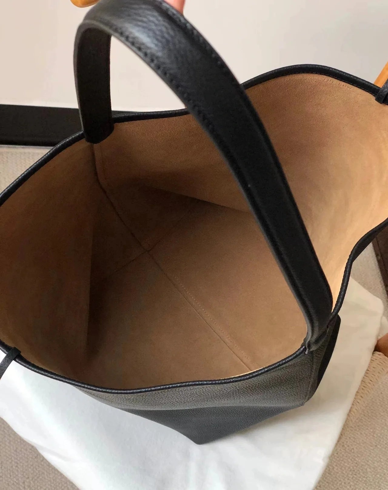 2024 Nuevo bolso tipo cubo para mujer, bolso de hombro para personas mayores, de piel de vaca con grano de lichi, bolso de mano de gran capacidad para mujer