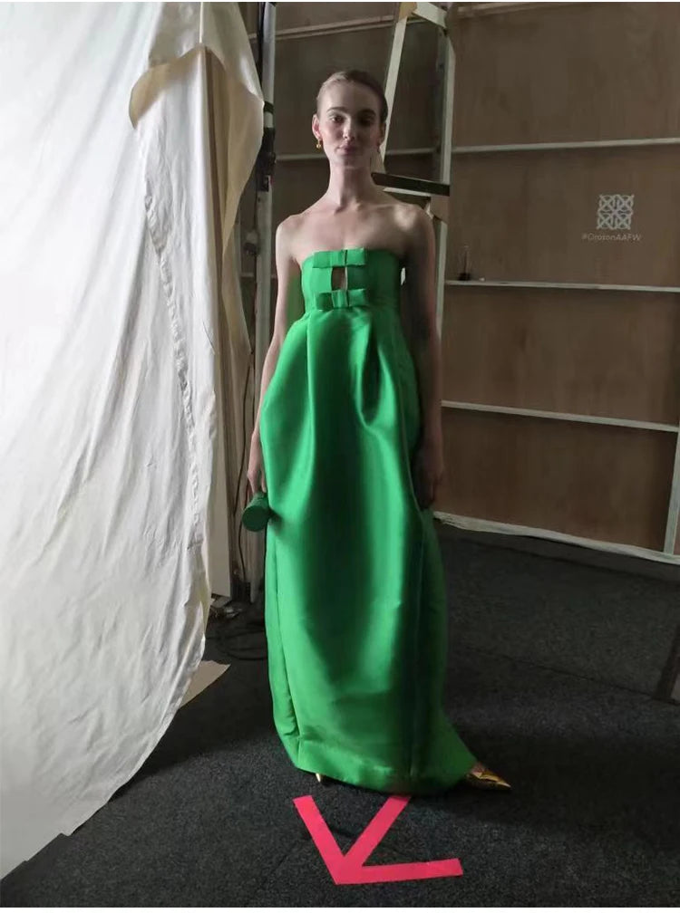 Vestido largo elegante de satén verde con detalle de lazo y fruncido sin tirantes, de diseñador, de corte capullo, para eventos formales y ocasiones especiales