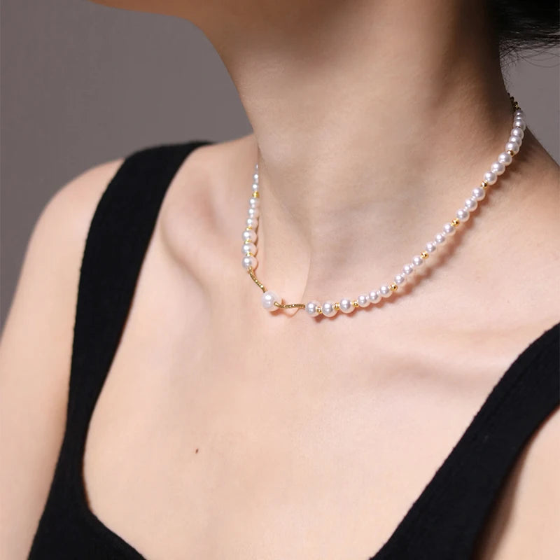 Une chaîne de clavicule en perles plaquée cuivre 18 carats, tempérament doux, or riche, design de style niche, cadeau pour votre petite amie