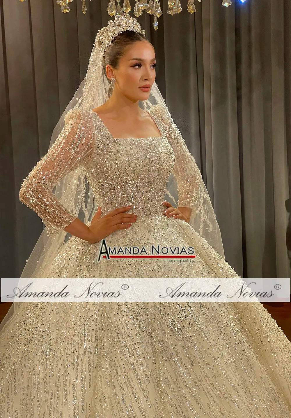 Vestido de novia de encaje con escote cuadrado de Amanda Novias NS4787