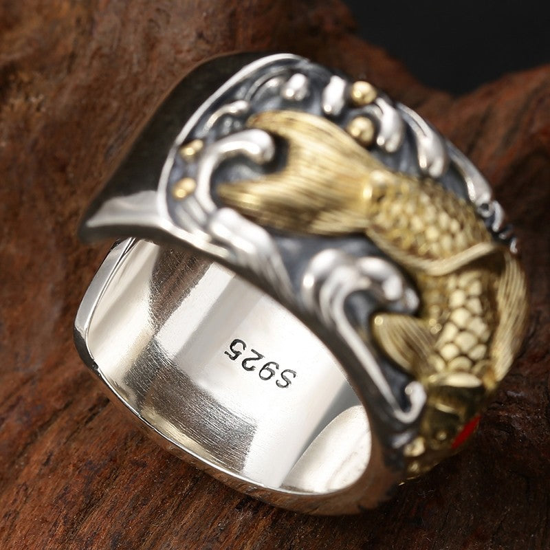 Anillo ancho con personalidad de Koi para hombre en plata de ley