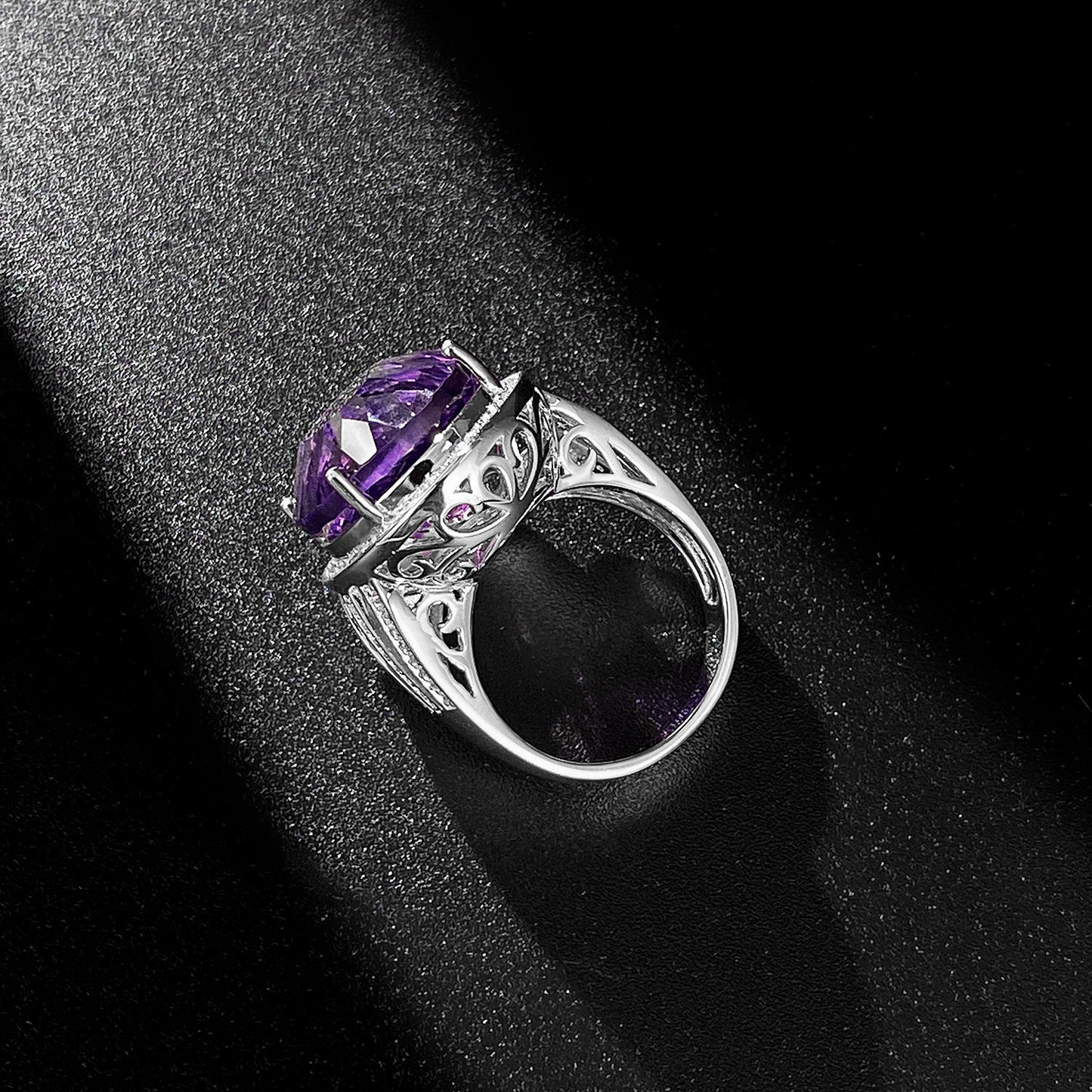 Light And Extravagant Wind Jewelry Large Denier Shaped Natural Amethyst Ring S925 Silver Set Crystal