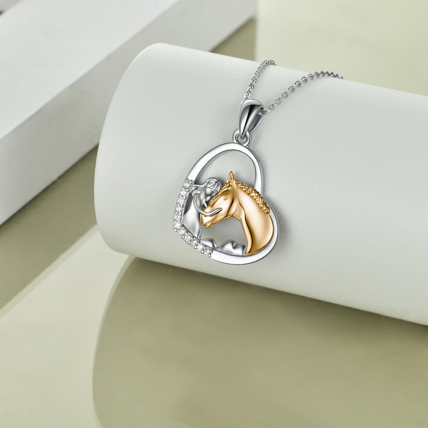 Collar con colgante de corazón de caballo abrazado en plata esterlina para mujeres y niñas