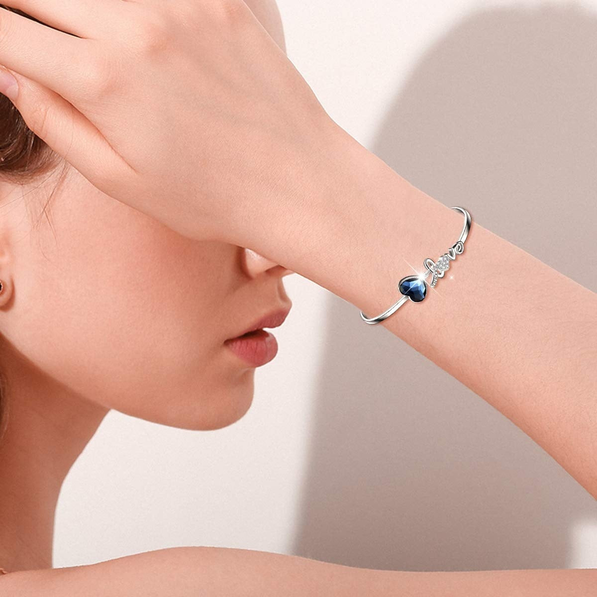 Pulsera de plata de ley bañada en oro blanco con cristales azules de Austria y corazón de amor