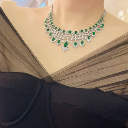 Ensemble de quatre pièces collier, boucles d'oreilles, bague et bracelet en zircon vert