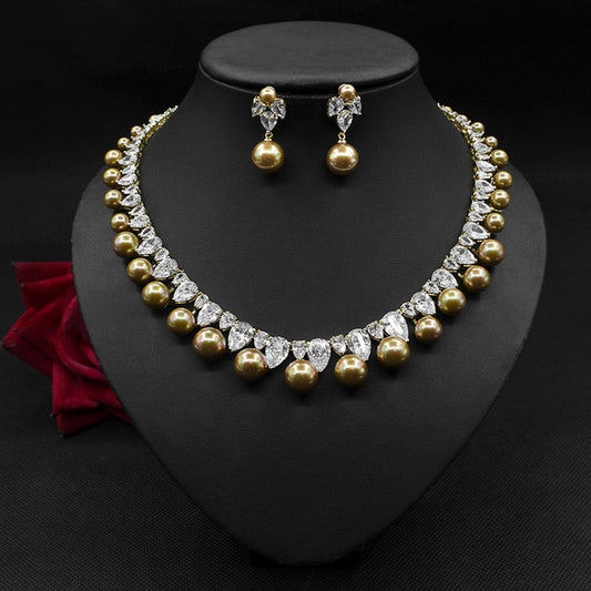 Ensemble de bijoux de dîner avec collier et boucles d'oreilles en perles et zircons