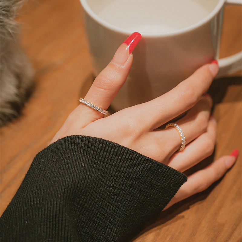 Anillo de temperamento con incrustaciones personalizado y elegante para mujeres que viajan diariamente