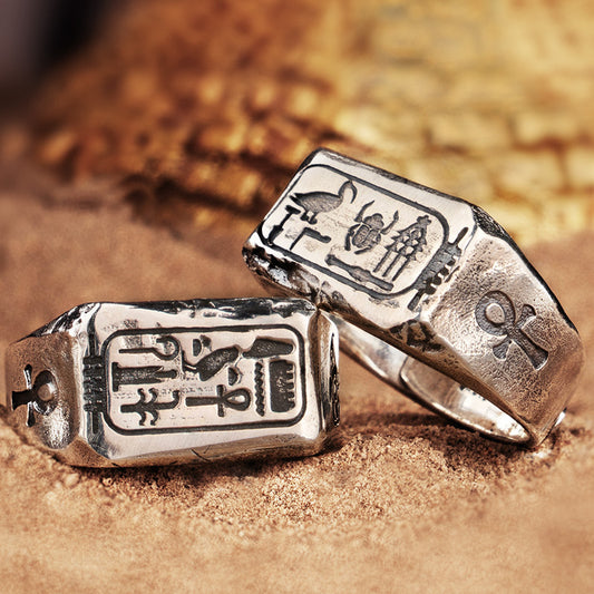 Bague en argent représentant un totem de pharaon égyptien antique