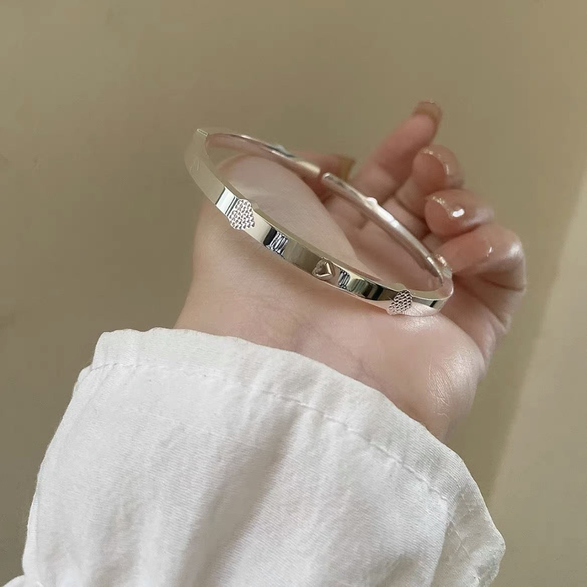 Pulsera de mujer en plata de ley con forma de corazón y apertura suave