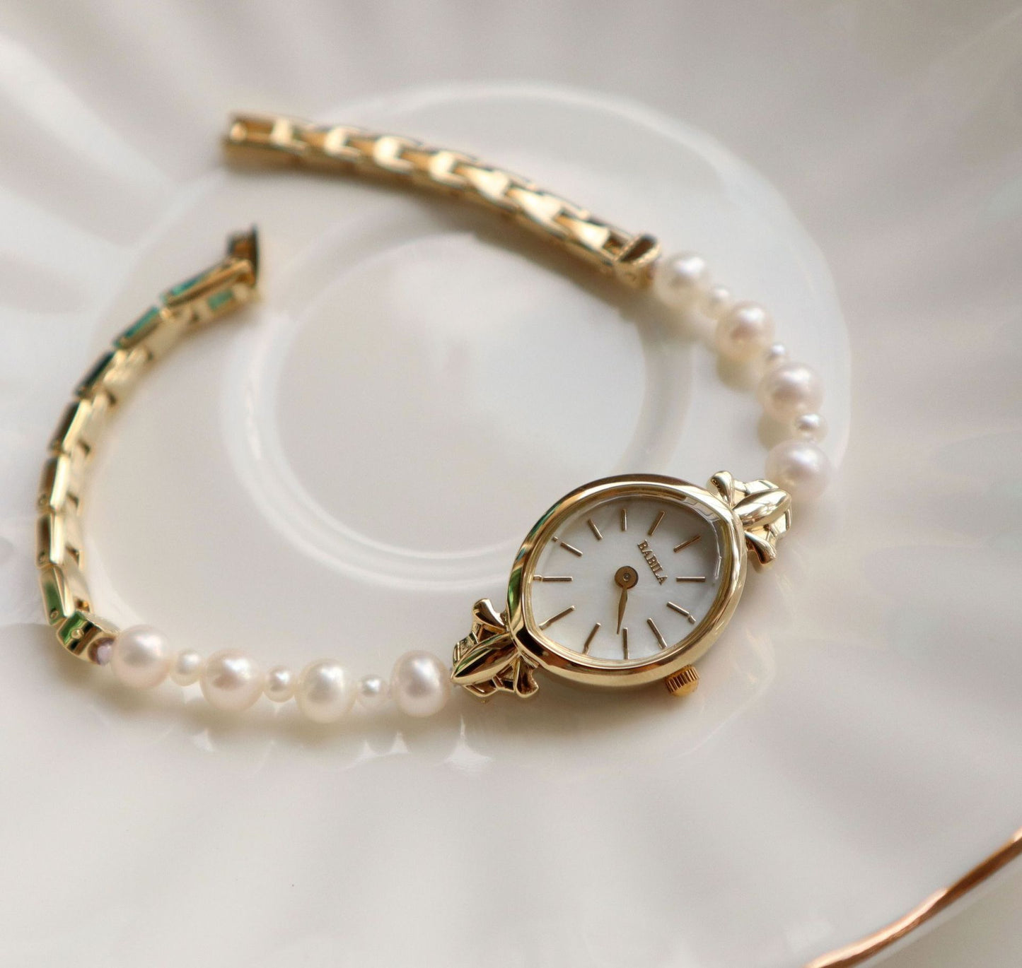 Montre à quartz exquise pour femme avec bracelet en perles d'eau douce naturelles