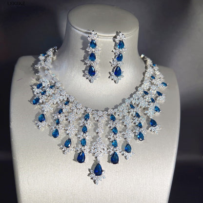 Ensemble de quatre pièces de collier, boucles d'oreilles et bracelet à pampilles en zircon bleu