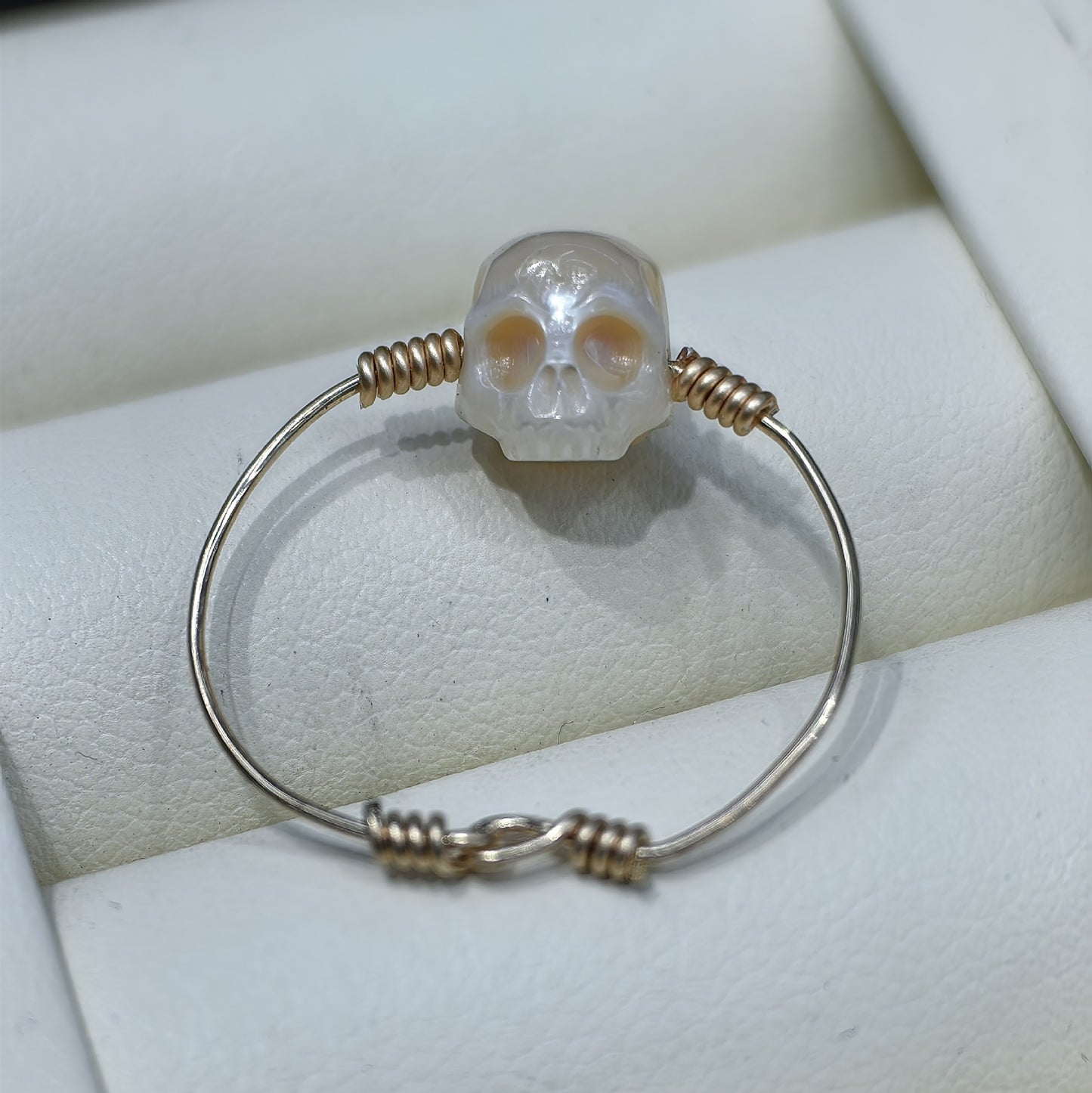 Anillo de oro de 14 k con diseño de calavera europea y americana con perla de agua dulce natural tallada de 8-9 mm