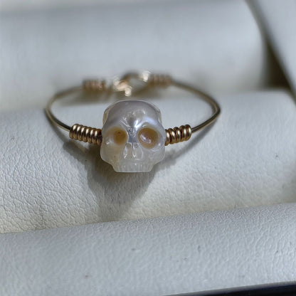 Bague en or 14 carats avec perle d'eau douce naturelle sculptée de 8 à 9 mm et tête de mort avancée européenne et américaine