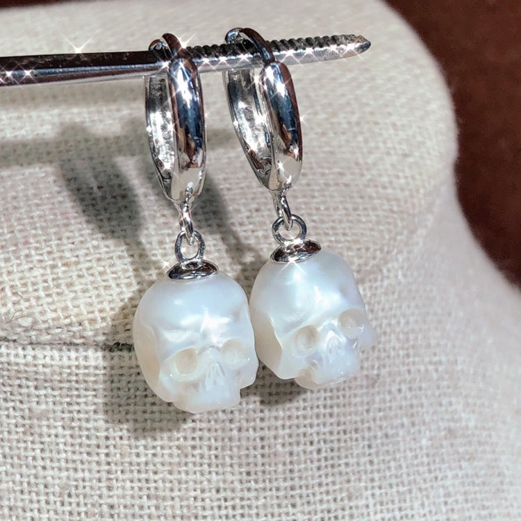 Pendientes de plata de ley con calavera y perlas de agua dulce