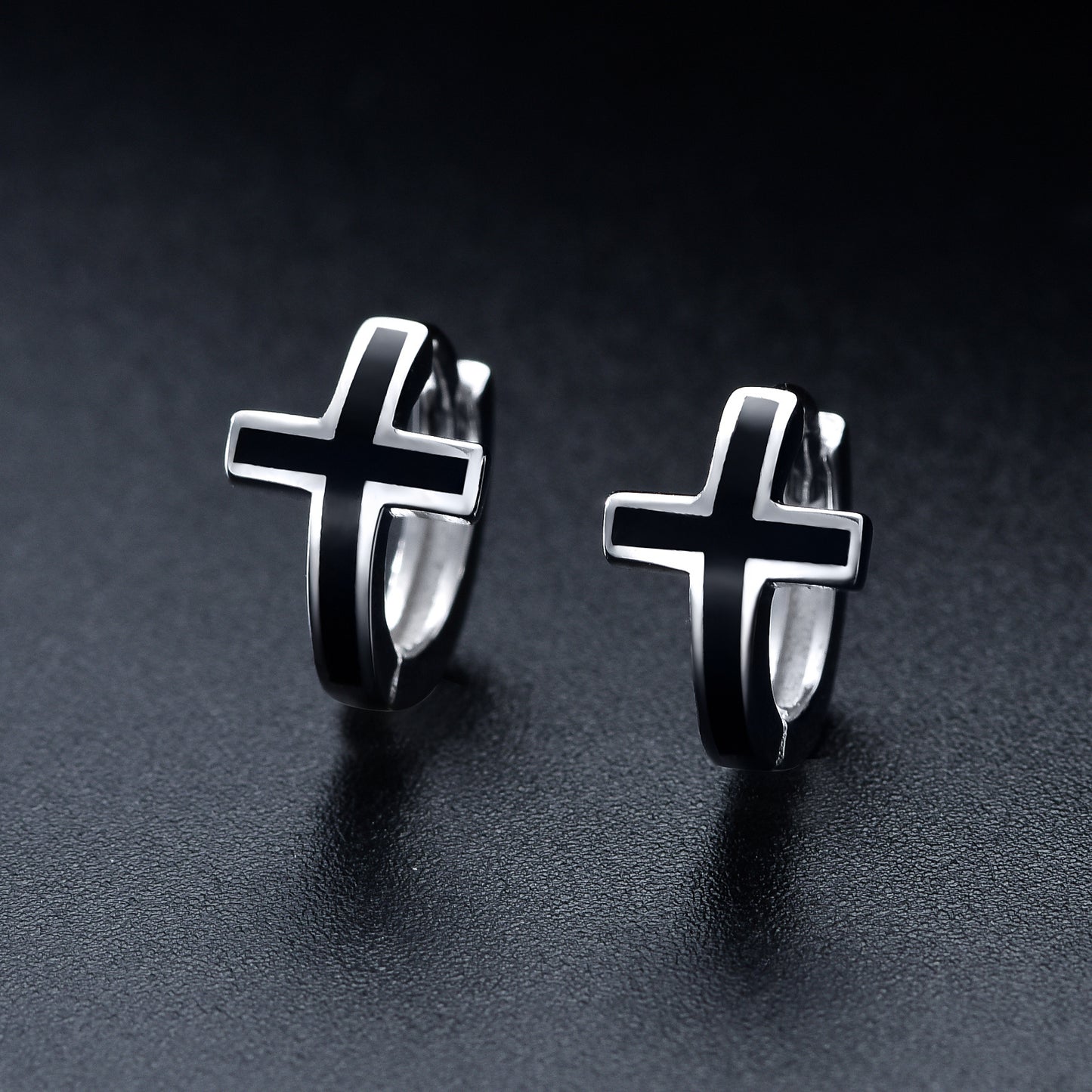 Pendientes unisex de aro con cruz negra en plata de ley