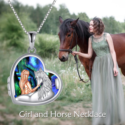 Collar con medallón fotográfico de plata de ley con forma de corazón de concha de abulón y caballo y niña