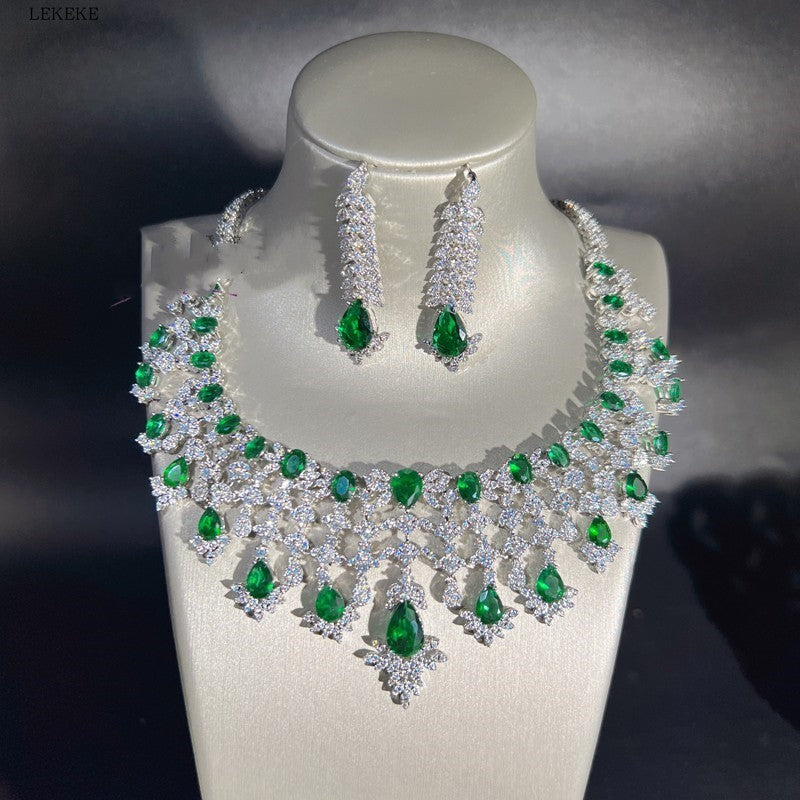 Ensemble de quatre pièces collier, boucles d'oreilles, bague et bracelet en zircon vert