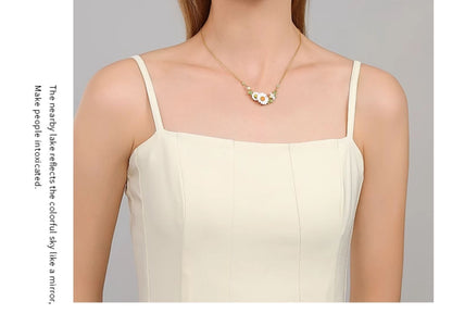 Collar de mujer con cadena de clavícula y crisantemo blanco